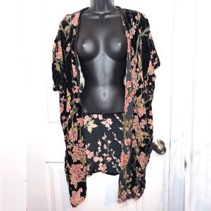 Nostalgia black floral print velvet kimono shawl